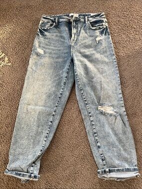 Classic Light Blue Boyfriend Jeans with Distressed Detail